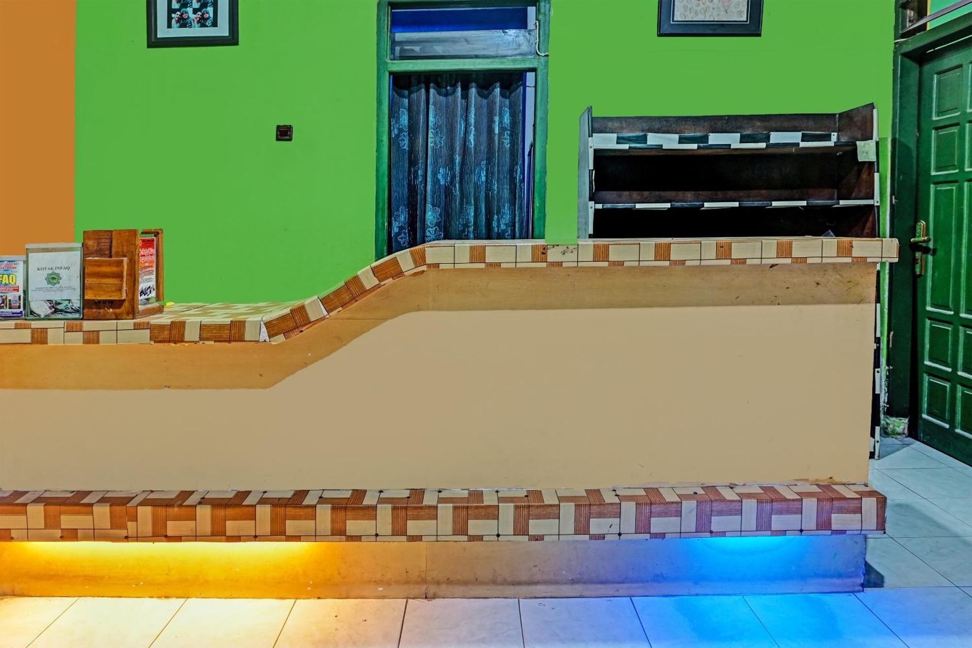 SPOT ON 91697 Nyaman Homestay Syariah Pare Bagian luar foto