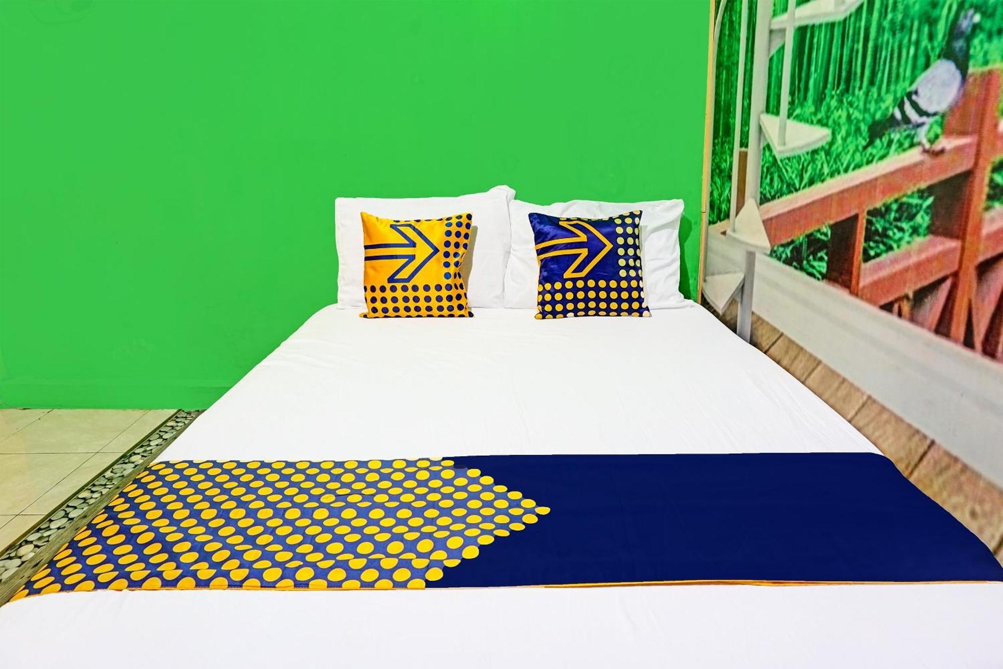 SPOT ON 91697 Nyaman Homestay Syariah Pare Bagian luar foto
