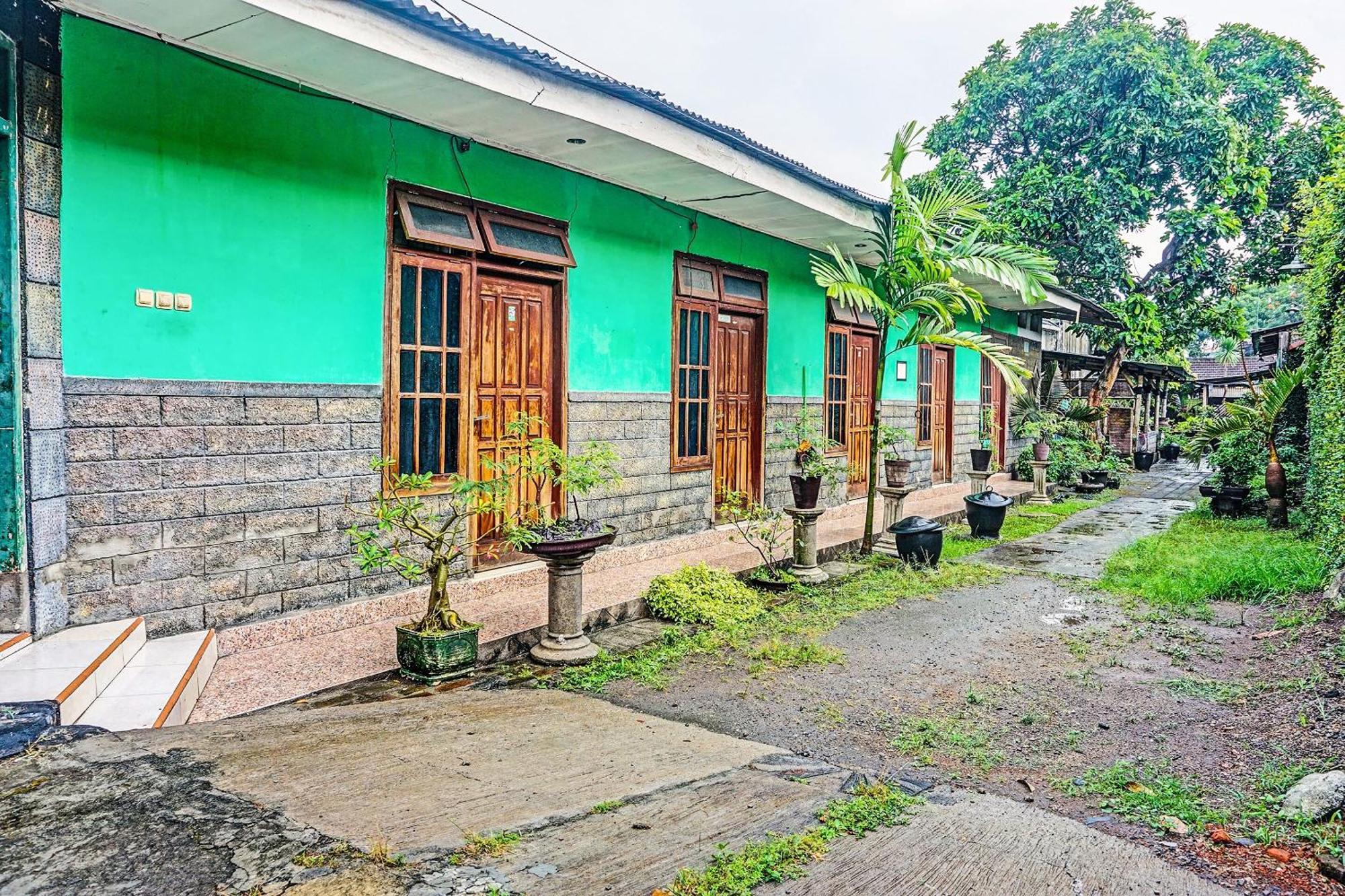 SPOT ON 91697 Nyaman Homestay Syariah Pare Bagian luar foto