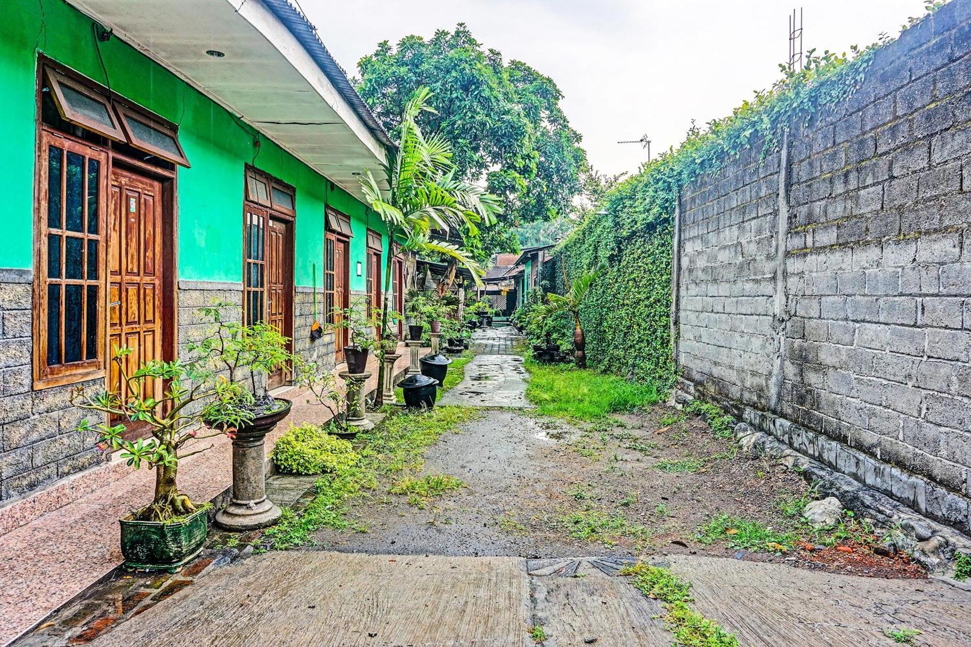 SPOT ON 91697 Nyaman Homestay Syariah Pare Bagian luar foto